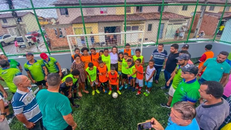 Prefeita Cordélia Torres realiza sonho da população do Parque da Renovação com entrega de quadra esportiva 30