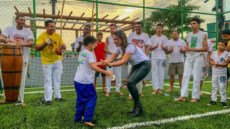 Prefeita Cordélia Torres realiza sonho da população do Parque da Renovação com entrega de quadra esportiva 26