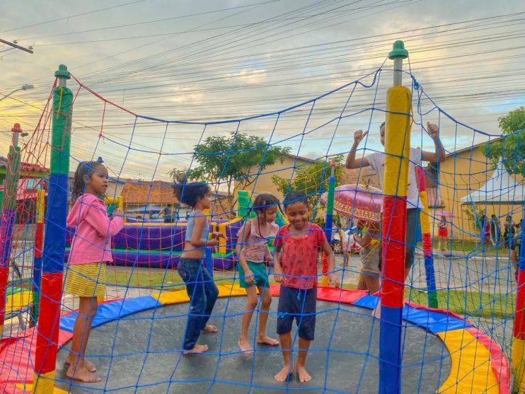 Prefeita Cordélia Torres realiza sonho da população do Parque da Renovação com entrega de quadra esportiva 23