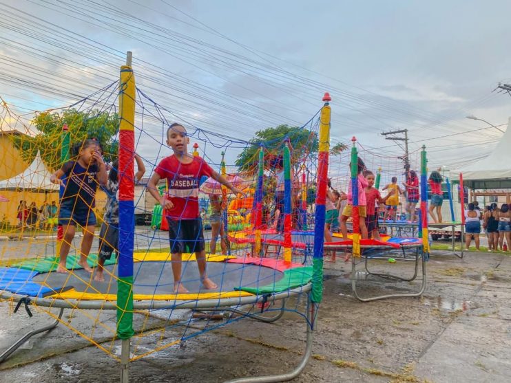 Prefeita Cordélia Torres realiza sonho da população do Parque da Renovação com entrega de quadra esportiva 18