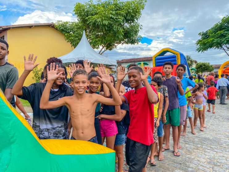 Prefeita Cordélia Torres realiza sonho da população do Parque da Renovação com entrega de quadra esportiva 16