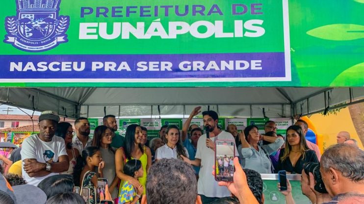 Prefeita Cordélia Torres realiza sonho da população do Parque da Renovação com entrega de quadra esportiva 12