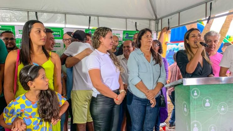 Prefeita Cordélia Torres realiza sonho da população do Parque da Renovação com entrega de quadra esportiva 13