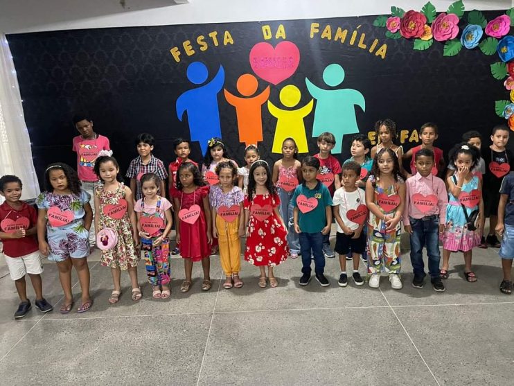 Estudantes e profissionais da educação celebram Dia das Mães na rede municipal de Eunápolis 19