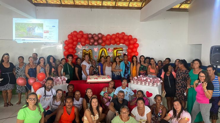 Estudantes e profissionais da educação celebram Dia das Mães na rede municipal de Eunápolis 13