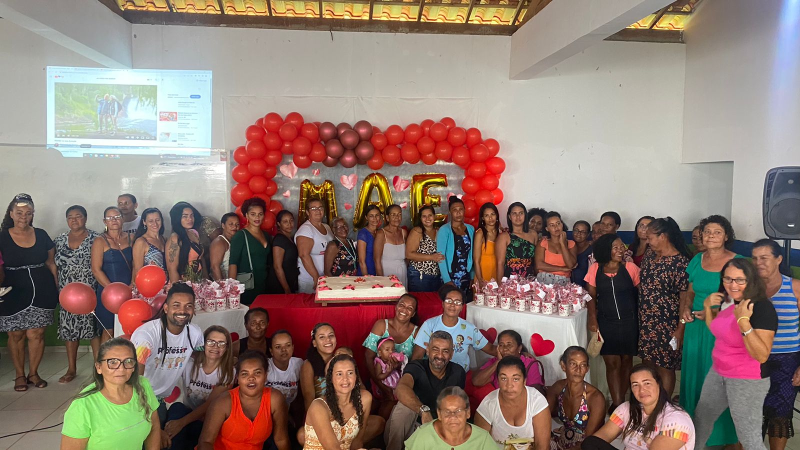 Estudantes e profissionais da educação celebram Dia das Mães na rede municipal de Eunápolis 31