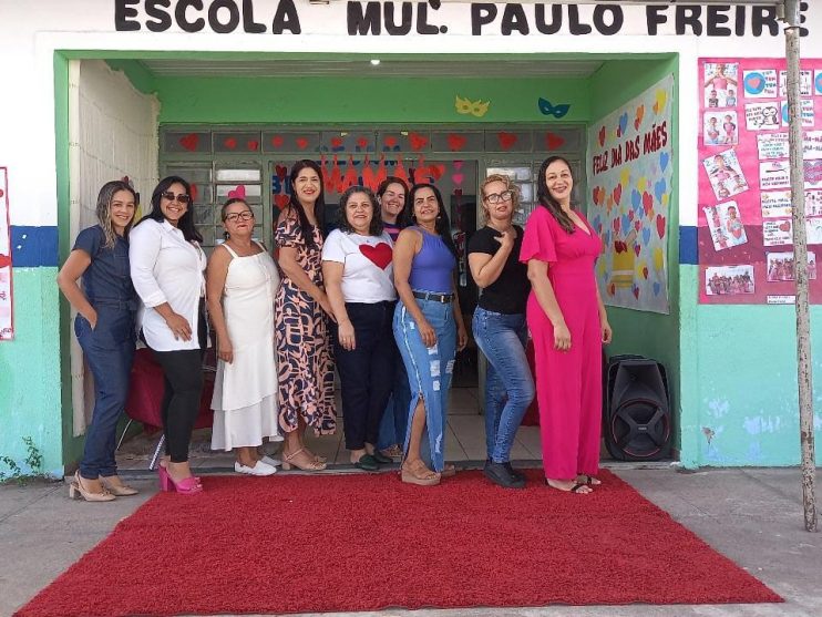 Estudantes e profissionais da educação celebram Dia das Mães na rede municipal de Eunápolis 15