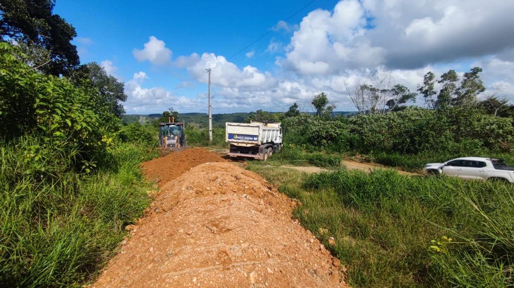 Manutenção nas estradas vicinais segue por diversos pontos do município 38