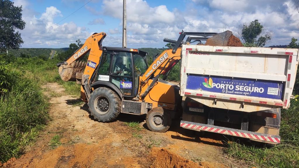 Manutenção nas estradas vicinais segue por diversos pontos do município 7