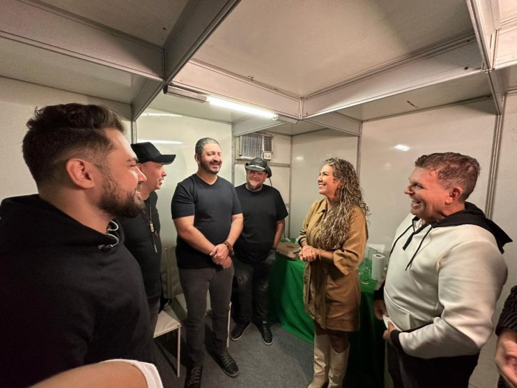 Promovido pela Prefeitura de Eunápolis, show de Rosa de Saron é sucesso na Festa da Padroeira 53