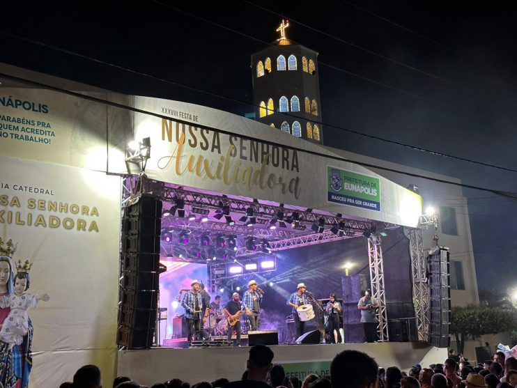 Promovido pela Prefeitura de Eunápolis, show de Rosa de Saron é sucesso na Festa da Padroeira 54