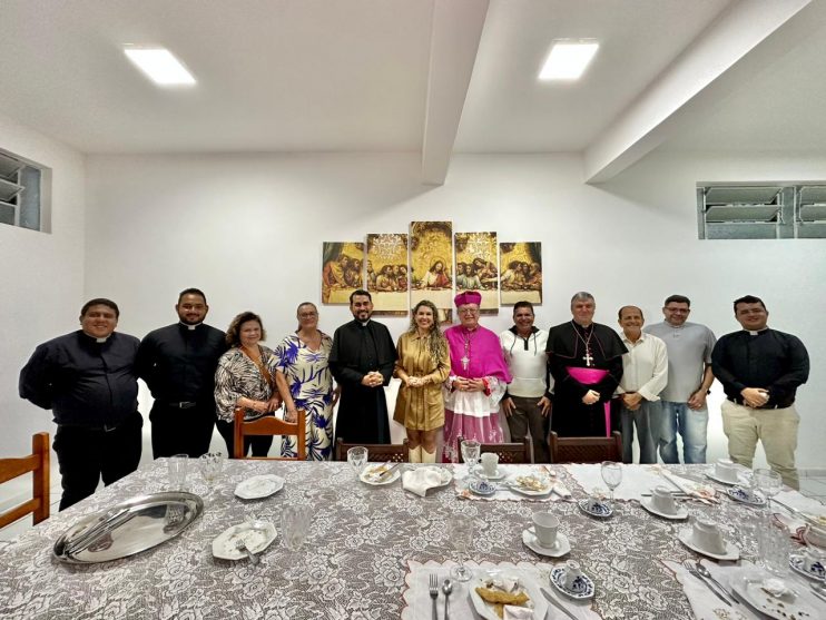 Promovido pela Prefeitura de Eunápolis, show de Rosa de Saron é sucesso na Festa da Padroeira 51