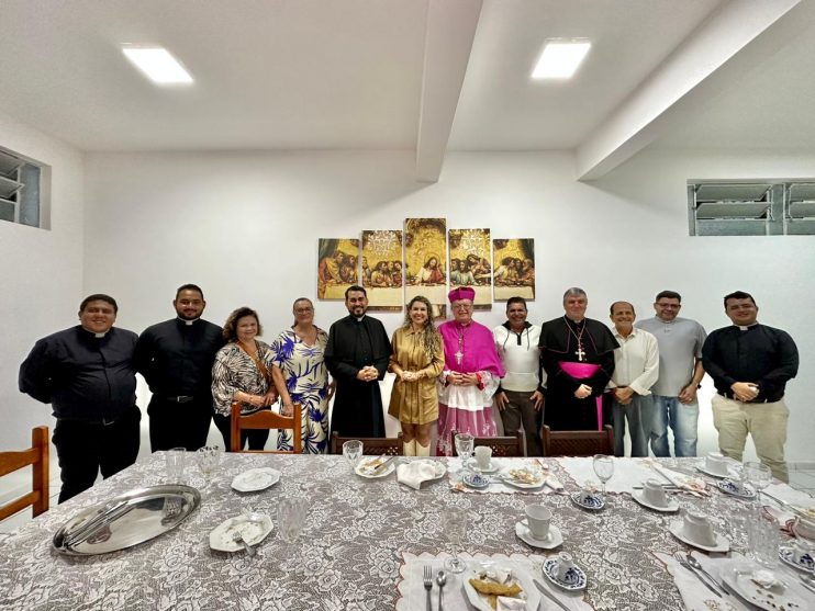 Promovido pela Prefeitura de Eunápolis, show de Rosa de Saron é sucesso na Festa da Padroeira 27