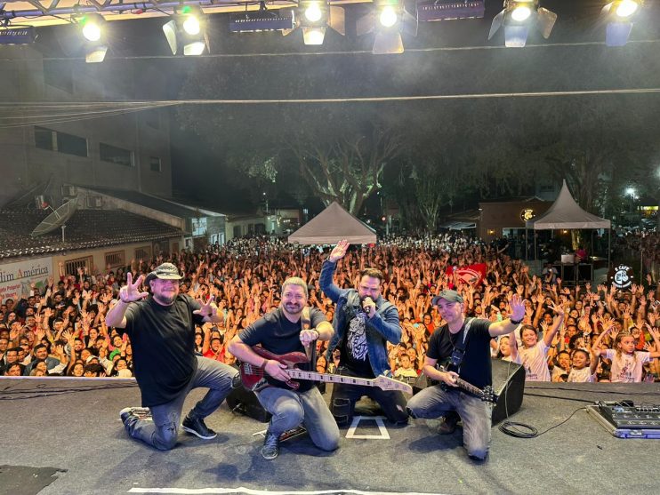 Promovido pela Prefeitura de Eunápolis, show de Rosa de Saron é sucesso na Festa da Padroeira 52