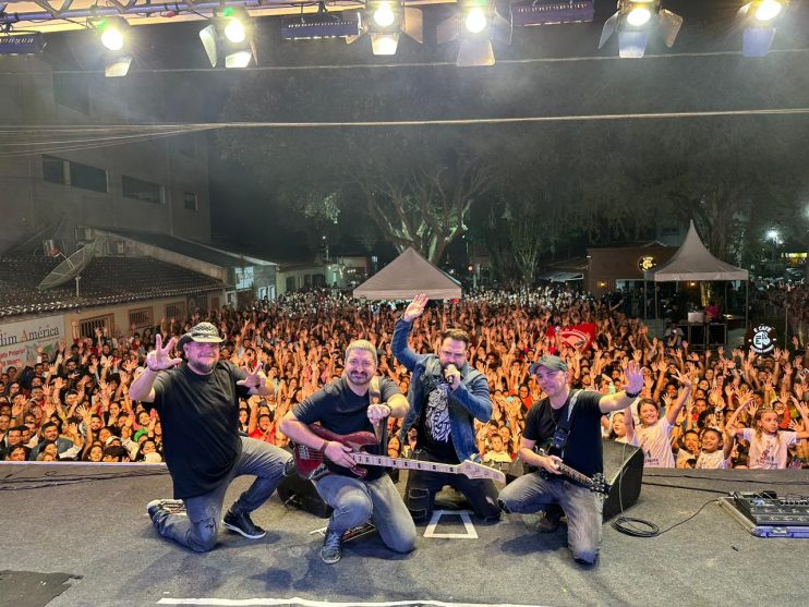 Promovido pela Prefeitura de Eunápolis, show de Rosa de Saron é sucesso na Festa da Padroeira 28