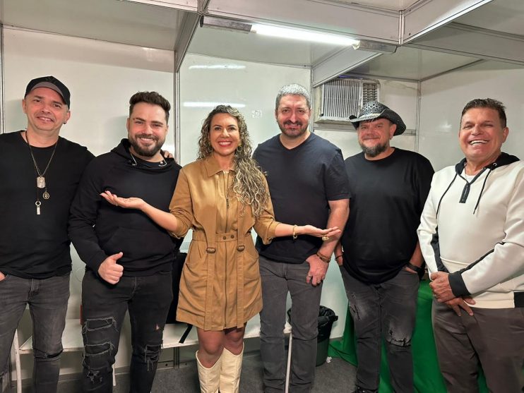 Promovido pela Prefeitura de Eunápolis, show de Rosa de Saron é sucesso na Festa da Padroeira 50