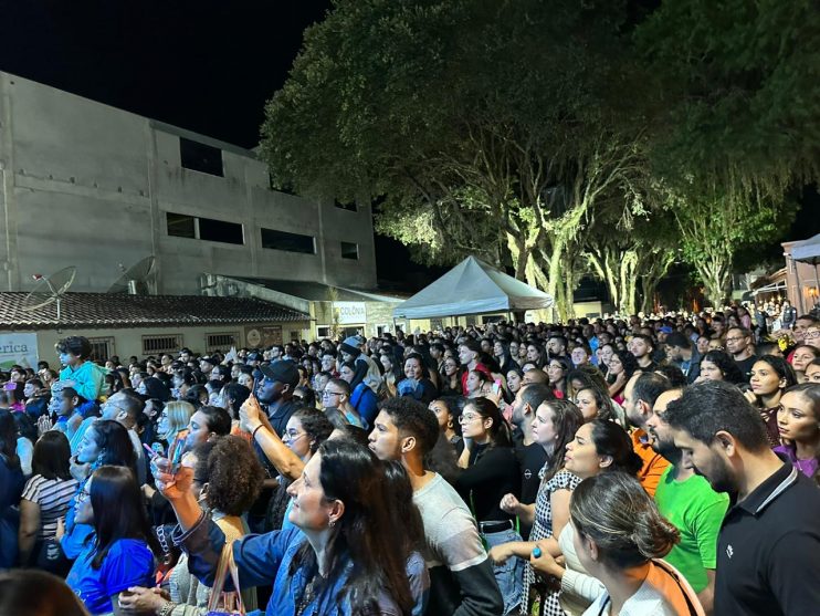 Promovido pela Prefeitura de Eunápolis, show de Rosa de Saron é sucesso na Festa da Padroeira 49