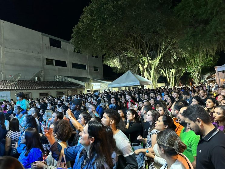 Promovido pela Prefeitura de Eunápolis, show de Rosa de Saron é sucesso na Festa da Padroeira 25