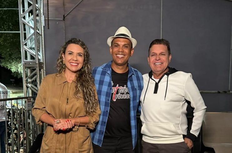 Promovido pela Prefeitura de Eunápolis, show de Rosa de Saron é sucesso na Festa da Padroeira 47