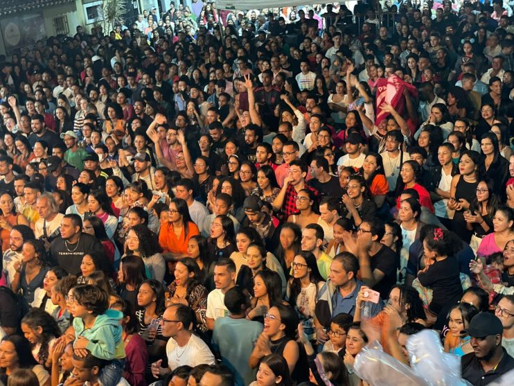 Promovido pela Prefeitura de Eunápolis, show de Rosa de Saron é sucesso na Festa da Padroeira 46