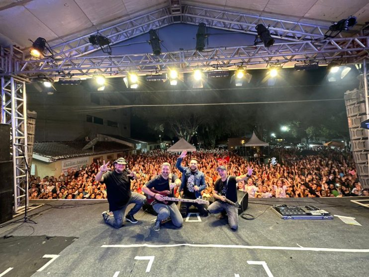 Promovido pela Prefeitura de Eunápolis, show de Rosa de Saron é sucesso na Festa da Padroeira 11