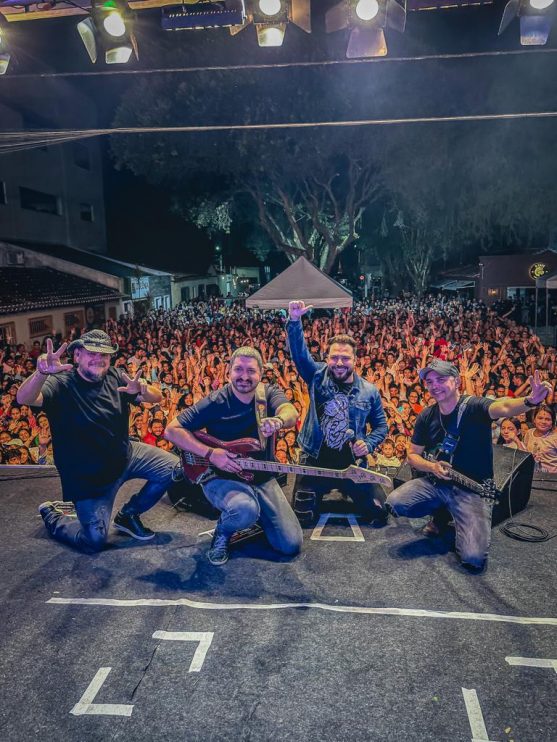 Promovido pela Prefeitura de Eunápolis, show de Rosa de Saron é sucesso na Festa da Padroeira 43