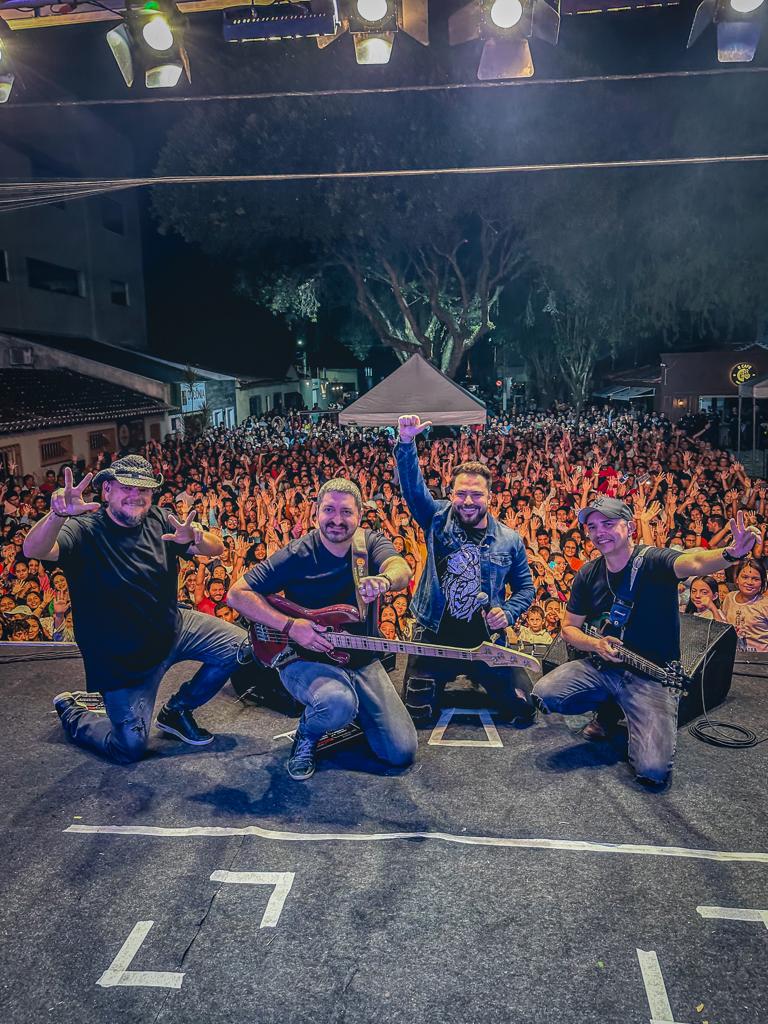 Promovido pela Prefeitura de Eunápolis, show de Rosa de Saron é sucesso na Festa da Padroeira 11