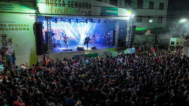 Promovido pela Prefeitura de Eunápolis, show de Rosa de Saron é sucesso na Festa da Padroeira 42