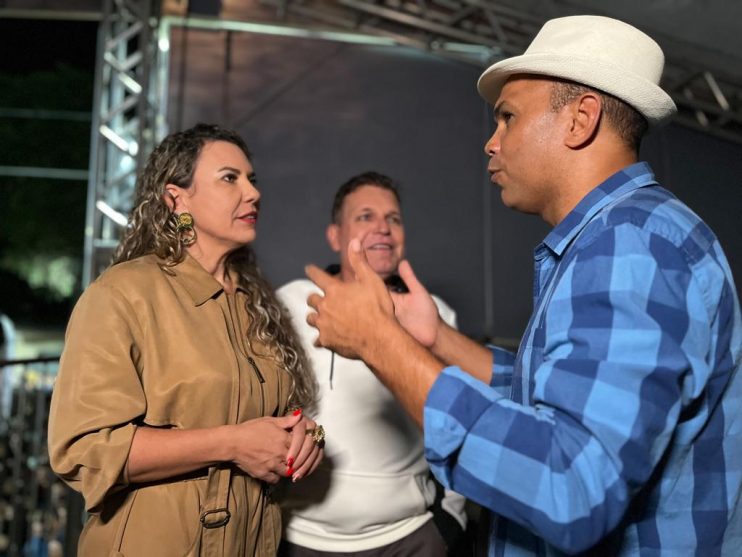 Promovido pela Prefeitura de Eunápolis, show de Rosa de Saron é sucesso na Festa da Padroeira 41