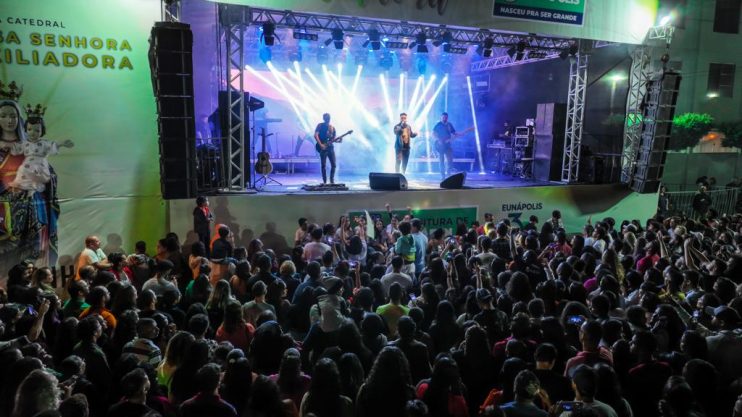 Promovido pela Prefeitura de Eunápolis, show de Rosa de Saron é sucesso na Festa da Padroeira 44
