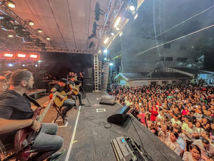 Promovido pela Prefeitura de Eunápolis, show de Rosa de Saron é sucesso na Festa da Padroeira 39