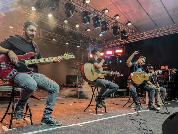 Promovido pela Prefeitura de Eunápolis, show de Rosa de Saron é sucesso na Festa da Padroeira 14