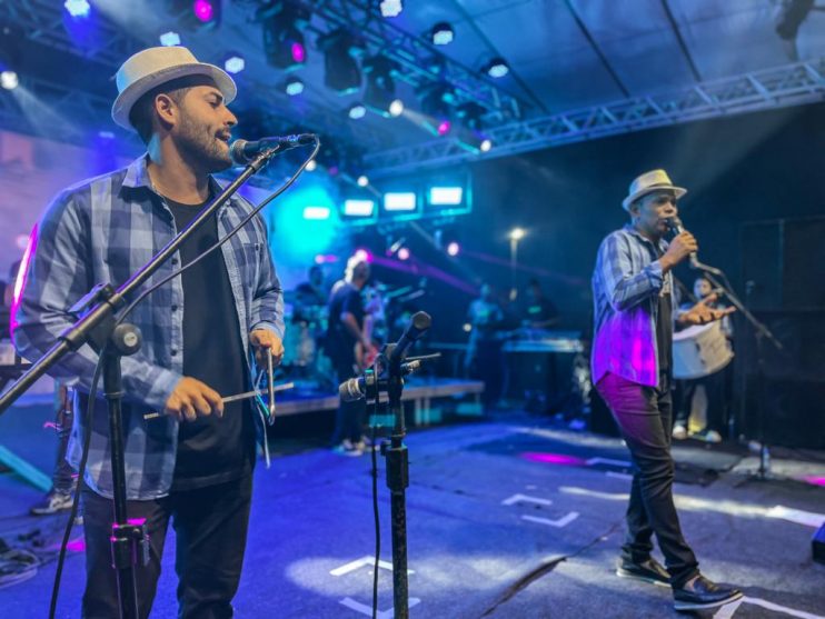 Promovido pela Prefeitura de Eunápolis, show de Rosa de Saron é sucesso na Festa da Padroeira 40