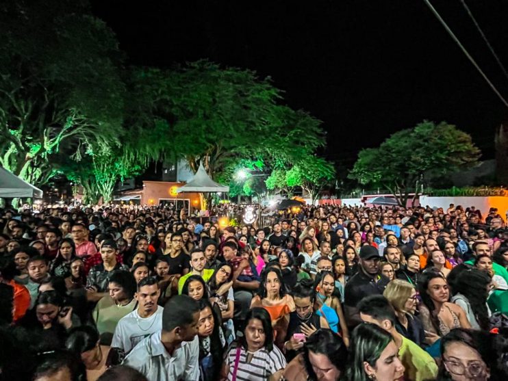 Promovido pela Prefeitura de Eunápolis, show de Rosa de Saron é sucesso na Festa da Padroeira 35