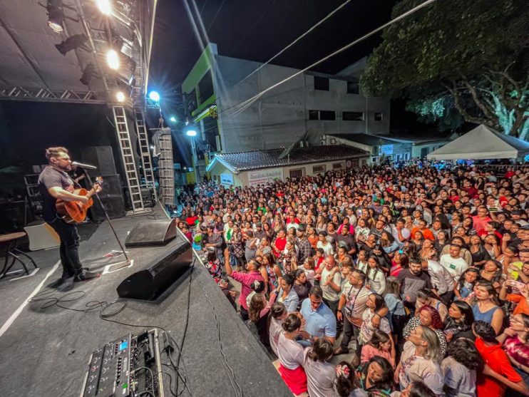 Promovido pela Prefeitura de Eunápolis, show de Rosa de Saron é sucesso na Festa da Padroeira 13