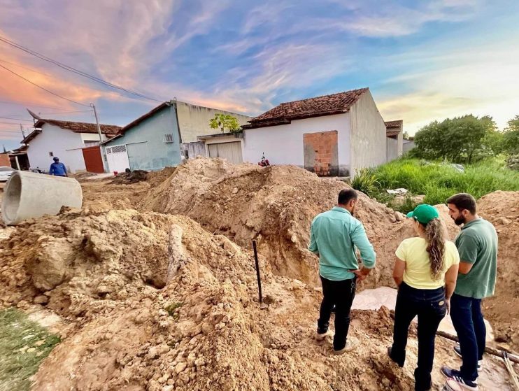 Prefeita Cordélia Torres assina ordem de serviço para construção de passagens molhadas na zona rural 11