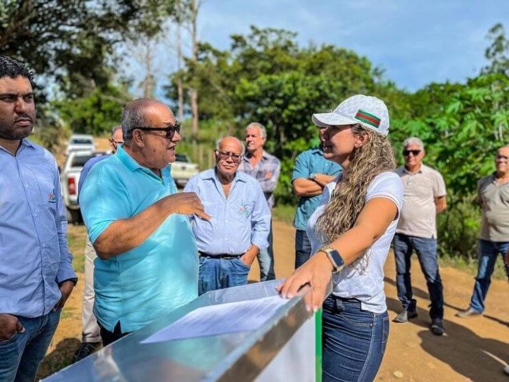 Prefeita Cordélia Torres assina ordem de serviço para construção de passagens molhadas na zona rural 13
