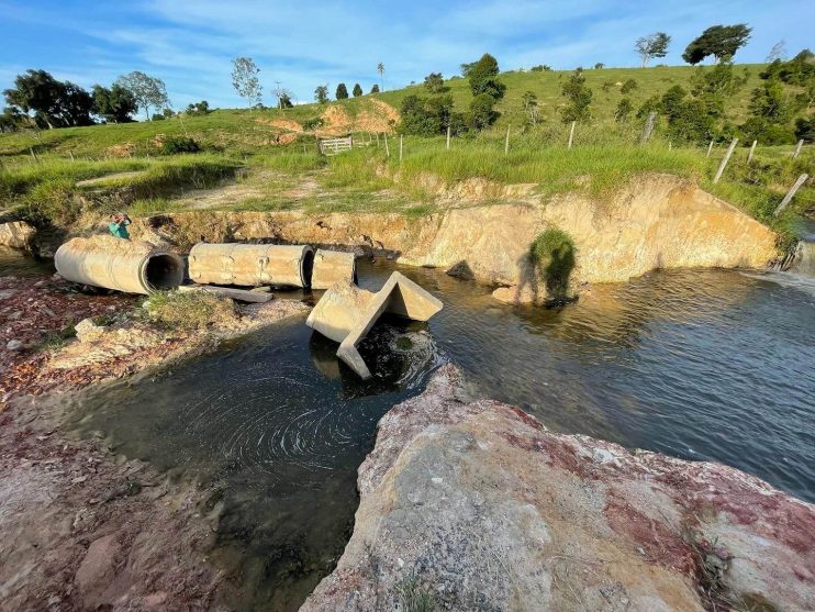 Prefeita Cordélia Torres assina ordem de serviço para construção de passagens molhadas na zona rural 14