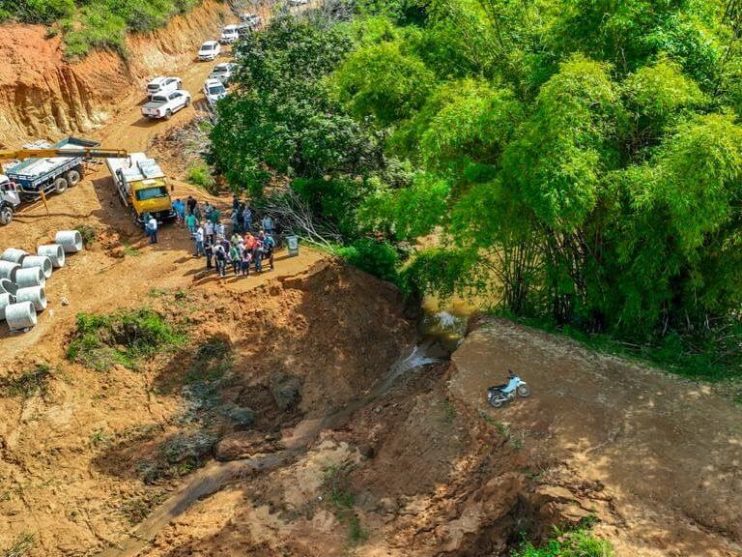 Prefeita Cordélia Torres assina ordem de serviço para construção de passagens molhadas na zona rural 17