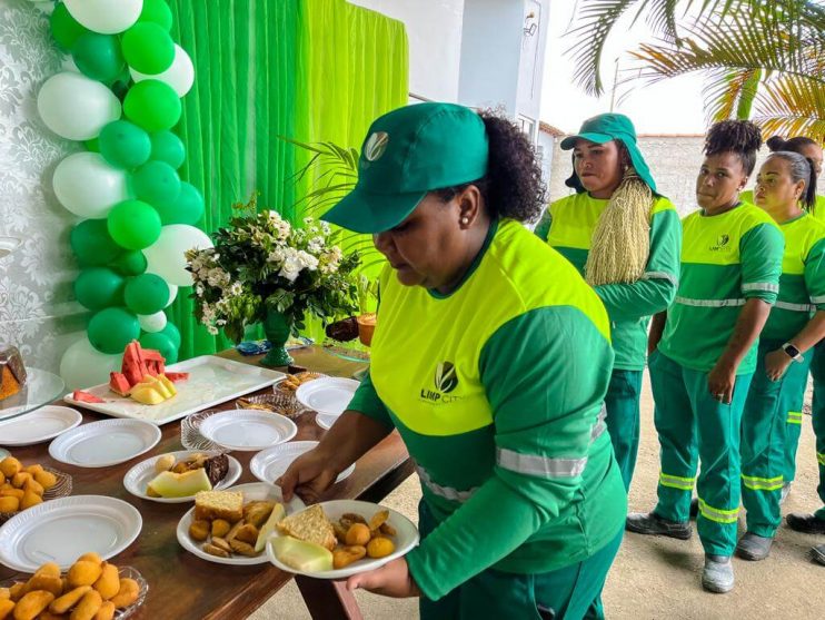 Prefeitura de Eunápolis reúne profissionais da limpeza em comemoração ao Dia do Gari 9