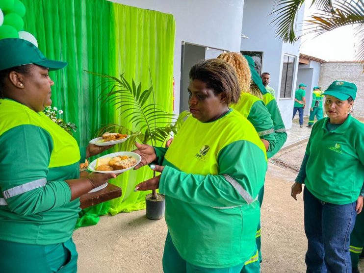 Prefeitura de Eunápolis reúne profissionais da limpeza em comemoração ao Dia do Gari 17