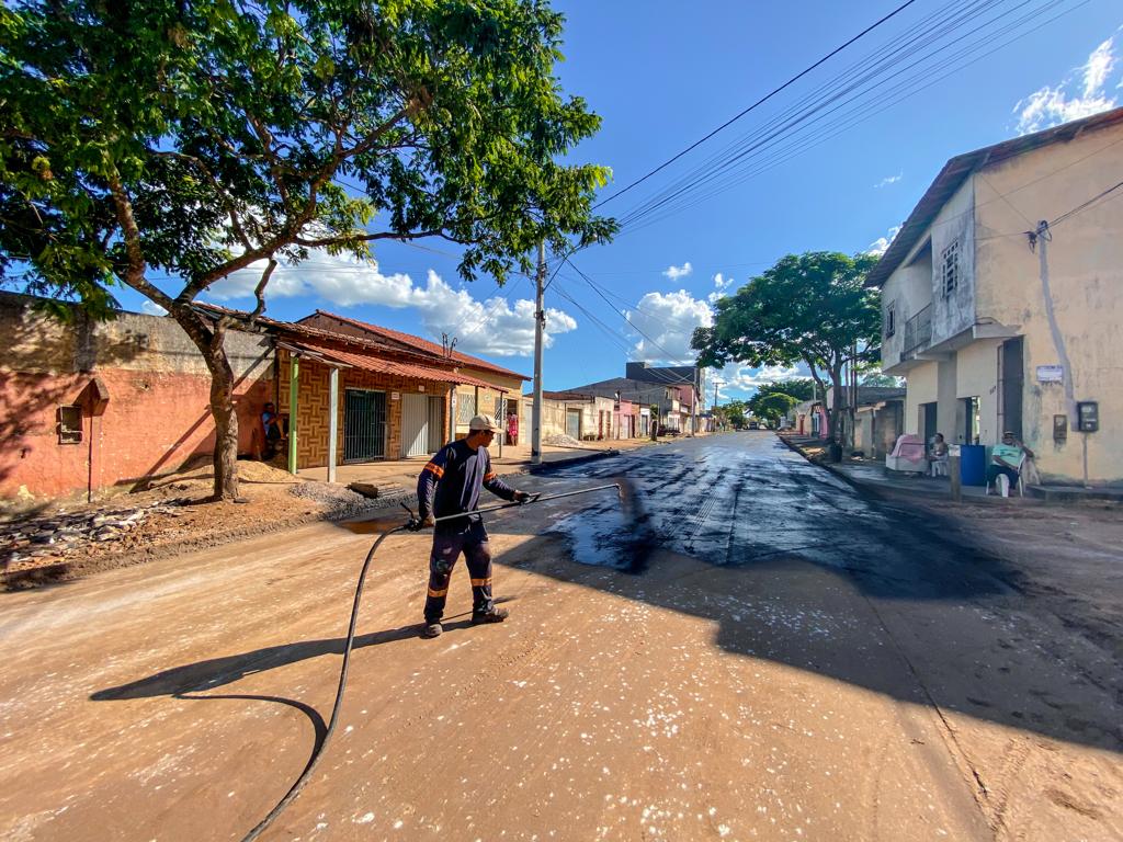 Prefeitura inicia etapa de aplicação de camada asfáltica em ruas do Juca Rosa 50