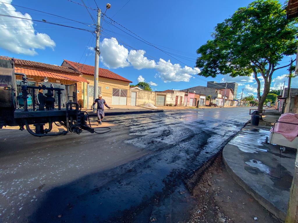 Prefeitura inicia etapa de aplicação de camada asfáltica em ruas do Juca Rosa 8
