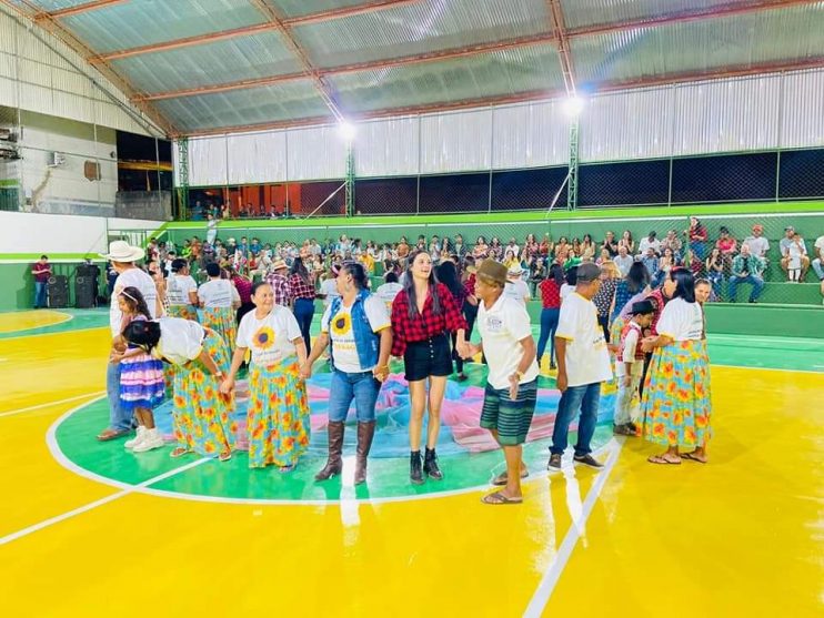 Prefeito de Itagimirim reinaugura quadra de esportes no distrito de União Baiana 18