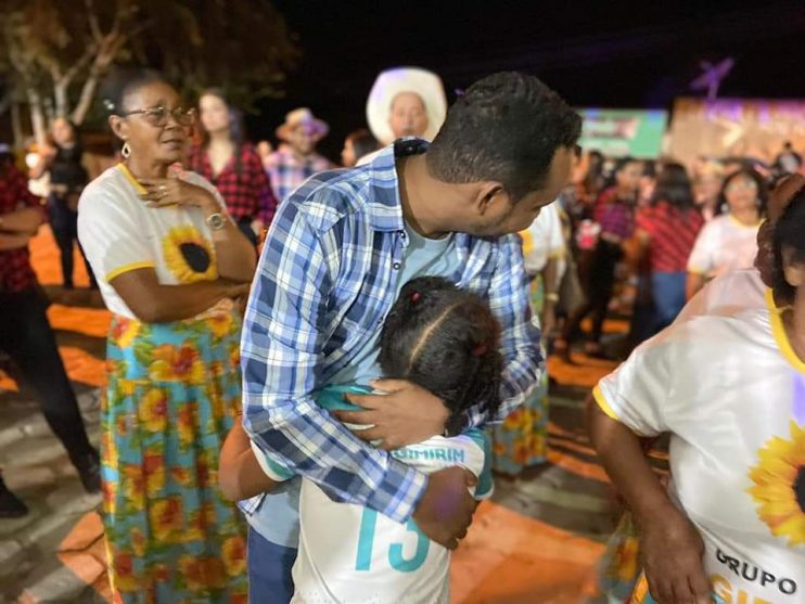Prefeito de Itagimirim reinaugura quadra de esportes no distrito de União Baiana 15