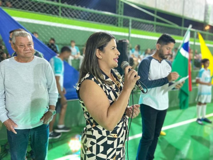 Prefeito de Itagimirim reinaugura quadra de esportes no distrito de União Baiana 14