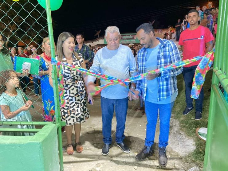 Prefeito de Itagimirim reinaugura quadra de esportes no distrito de União Baiana 4