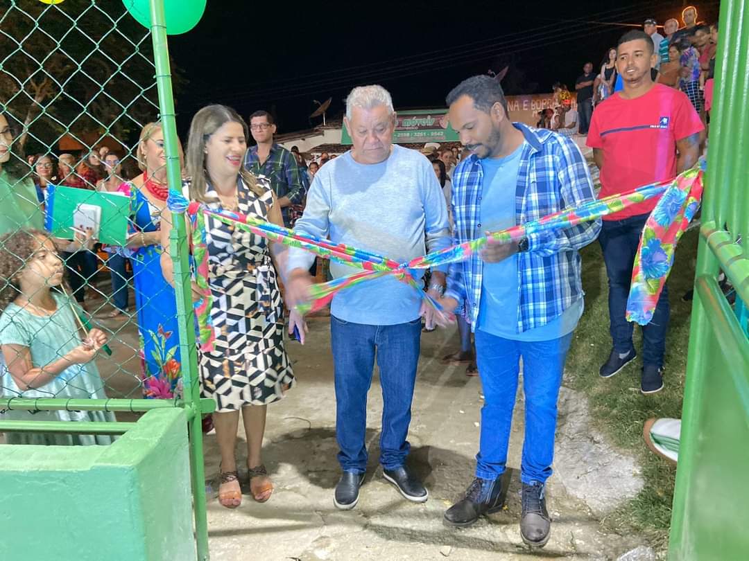 Prefeito de Itagimirim reinaugura quadra de esportes no distrito de União Baiana 15