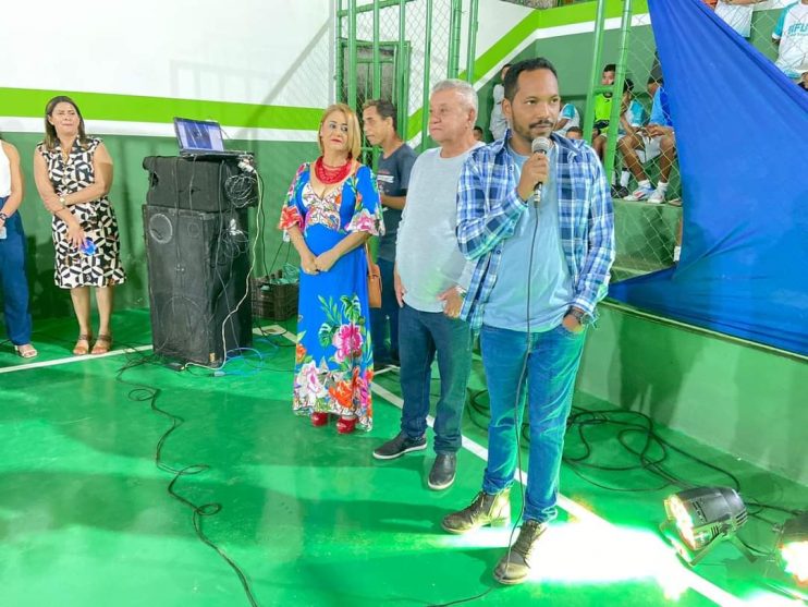 Prefeito de Itagimirim reinaugura quadra de esportes no distrito de União Baiana 12