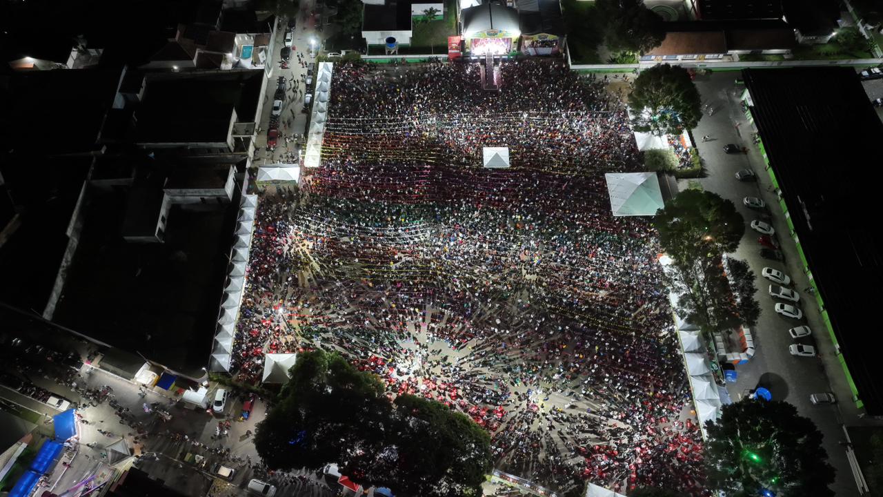 Eunápolis: Show de Nadson o Ferinha atrai multidão para abertura da Vila do Forró 2023 25